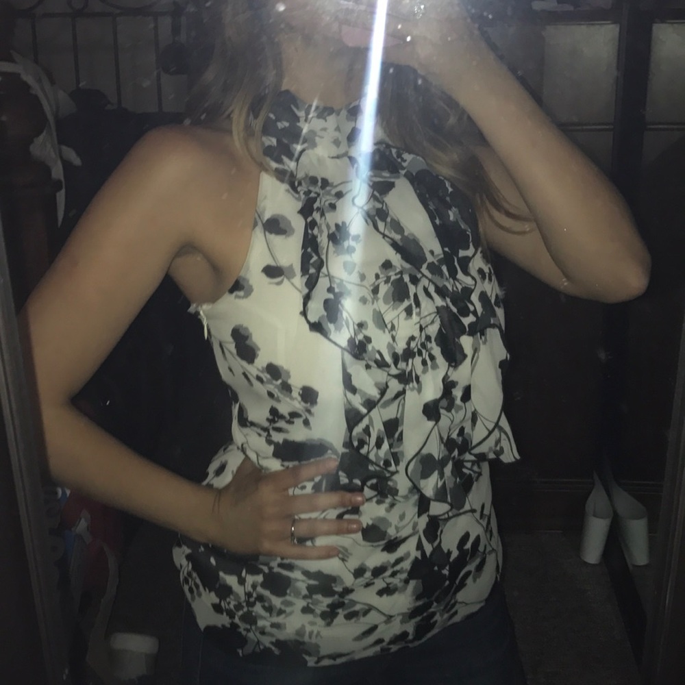 Bk/white floral blouse